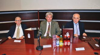 Čelnici NŠK-a Predsednik Krasoje Notaroš, Predsednik Skupštine prof dr Vojsilav Petrović i direktor Milorad Lazić Čelnici NŠK-a Predsednik Krasoje Notaroš, Predsednik Skupštine prof dr Vojsilav Petrović i direktor Milorad Lazić