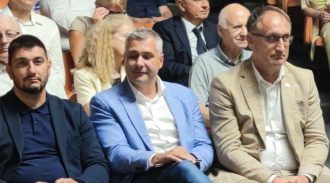 Član gradskog Veća Novog Sada za sport i omladinu Ognjen Cvjetičanin, Pokrajinski sekretar za sport i omladinu Dane Basta i Predsedni ŠS Srbije Dragan Lazić Član gradskog Veća Novog Sada za sport i omladinu Ognjen Cvjetičanin, Pokrajinski sekretar za sport i omladinu Dane Basta i Predsedni ŠS Srbije Dragan Lazić