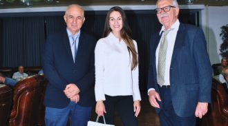 Voditeljka programa Isidora Bokan sa direktorom i predsednikom NŠKa Voditeljka programa Isidora Bokan sa direktorom i predsednikom NŠKa